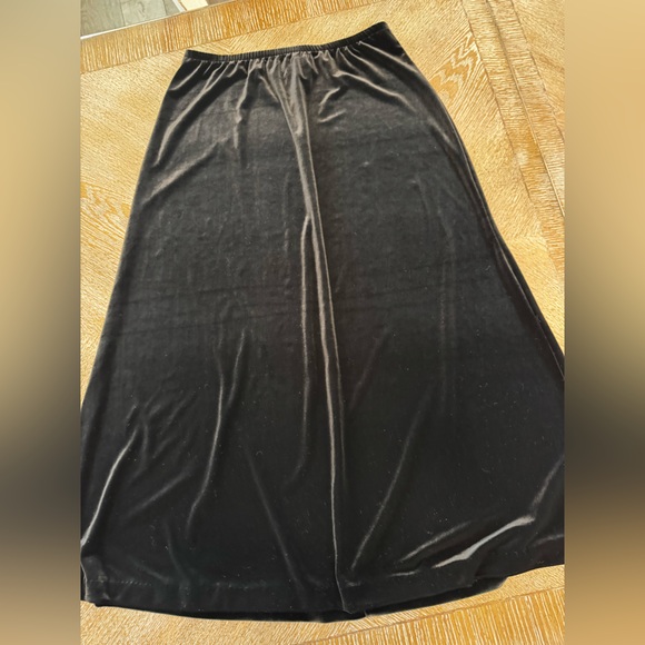 R & K Black Velvet Maxi Skirt Small Waist 34” Length 33” Polyester - Picture 1 of 5